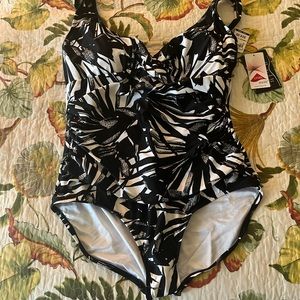 Maxine Swimsuit - NWT - Size 18 - Built in Cups